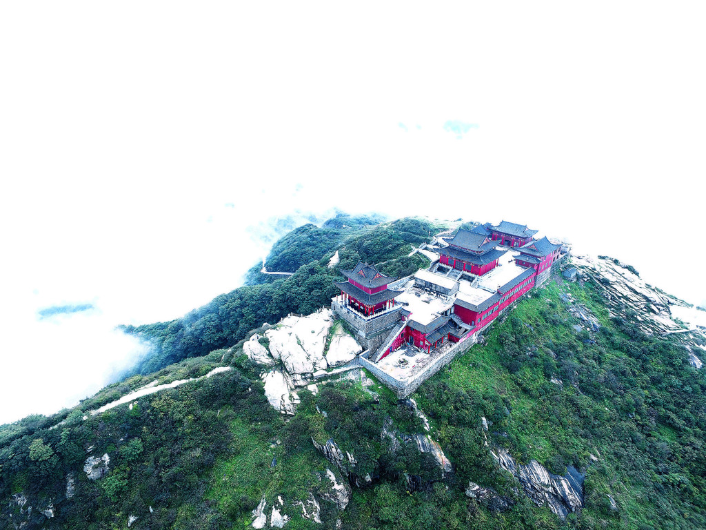 每当云雾来临之时,如同汪洋大海,水天相接,波涛汹涌,群峦似碧绿的
