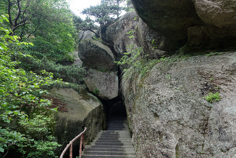 石厅,石洞,曲径幽深,变化多样,上接神秘谷,直通天柱峰,故名通天谷