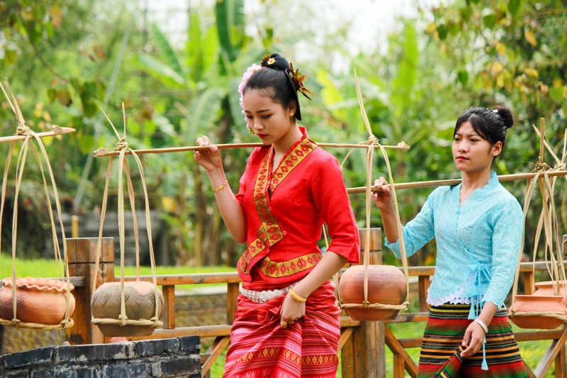 传统集体舞和民族服饰展示,更能体会到傣族人民的多才多艺和热情好客