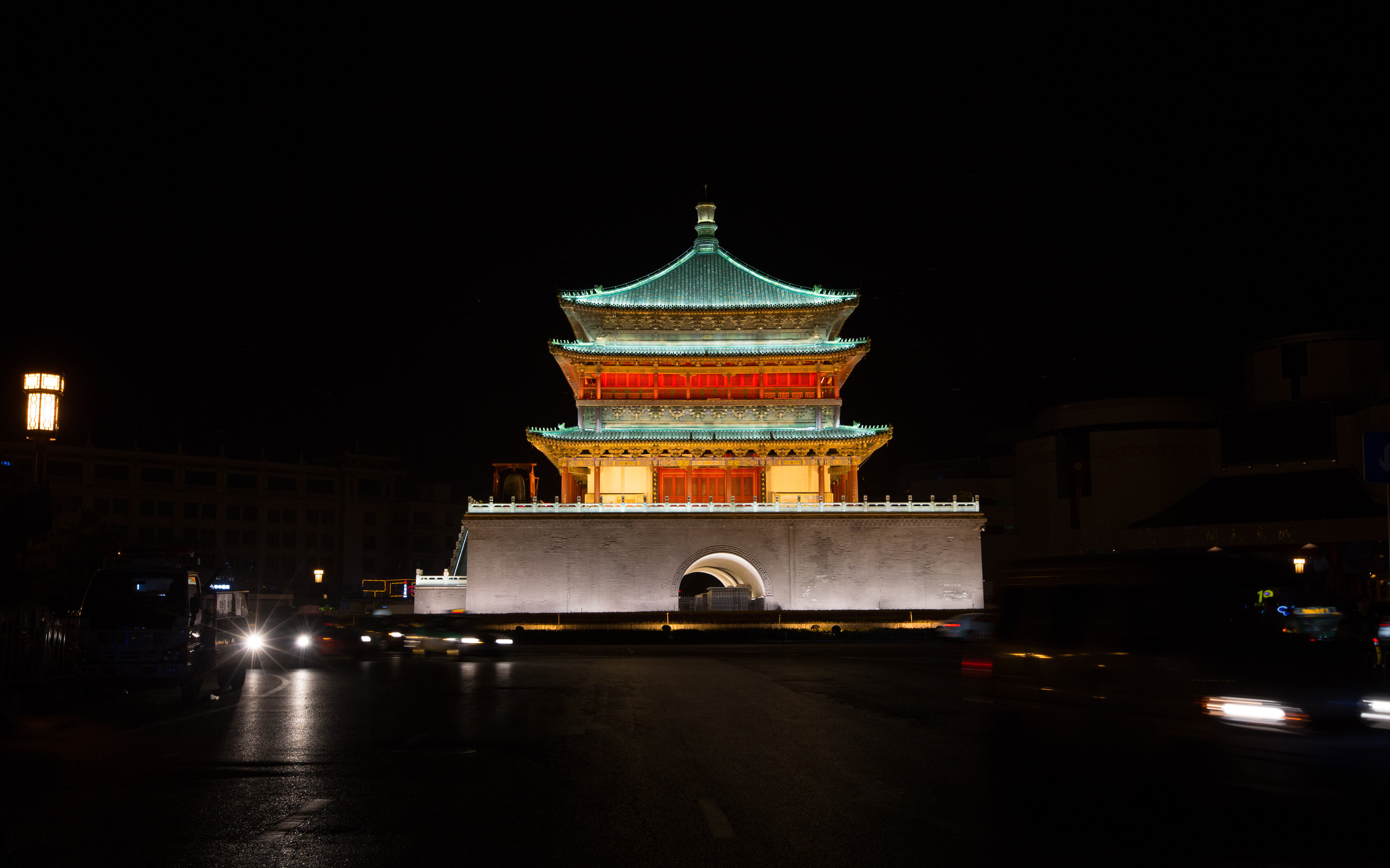 简介:因话本和戏剧而闻名的苏三,在中国几乎是一个家喻户晓的人物。玉堂春落难逢夫的故事,就发生在山西洪洞县,直到民国九年(公元1920年),洪洞县司法科还保存着苏三的案卷。王景隆是苏三的同乡这个情节,就是从苏三的供词里发现的。苏三,原名周玉姐,明代山西大同府周家庄人。六岁时父母双亡,后被拐卖到北京苏淮妓院,遂改姓为苏。她到妓院前已有二妓,故取名三儿,玉堂春是她的花名。官宦子弟王景隆冶游相遇苏三,一见钟情,过从甚密。苏三要王景隆发奋上进,誓言不再从人。王景隆离京归里,虽对苏三不能释然,但奋志读书,二次进京应