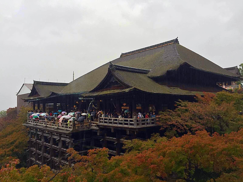 据说有句日本谚语,意思跟咱们的"破釜沉舟"类似,是"从清水寺的舞台上