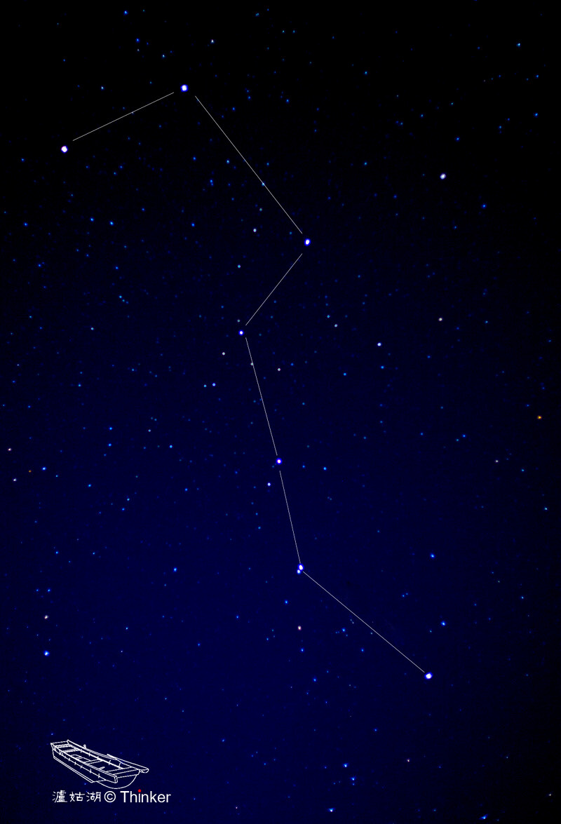 晚上10点左右就可以拍出北斗七星了.  这时,50mm的标头刚刚好!