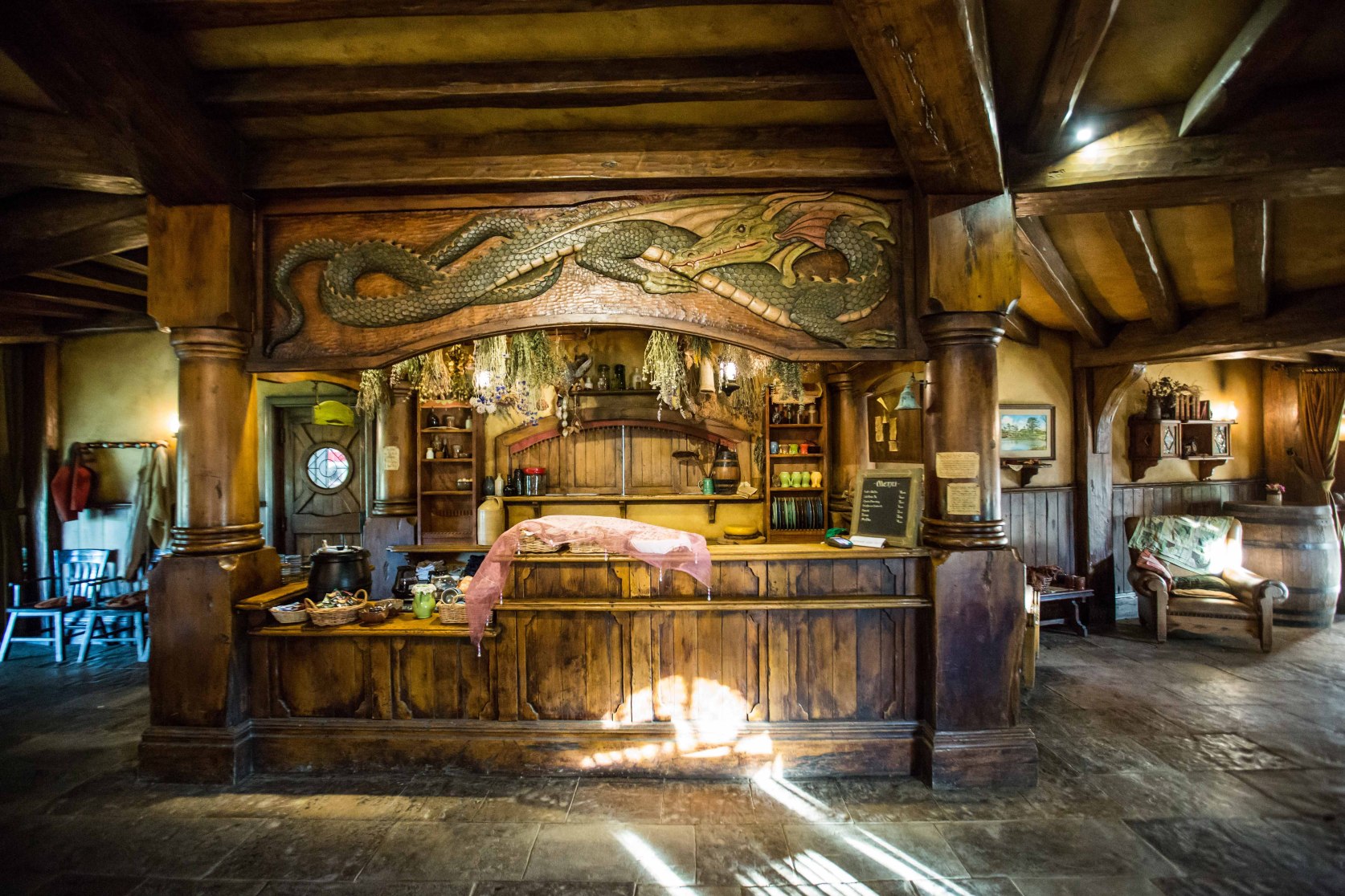 登记—>乘坐园区内大巴(约5分钟)—>徒步参观霍比特人小屋( 集合地点>