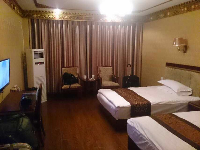 因为我们今天要赶至尼玛,所以没有去以象雄文明景观为更胜一筹的文布