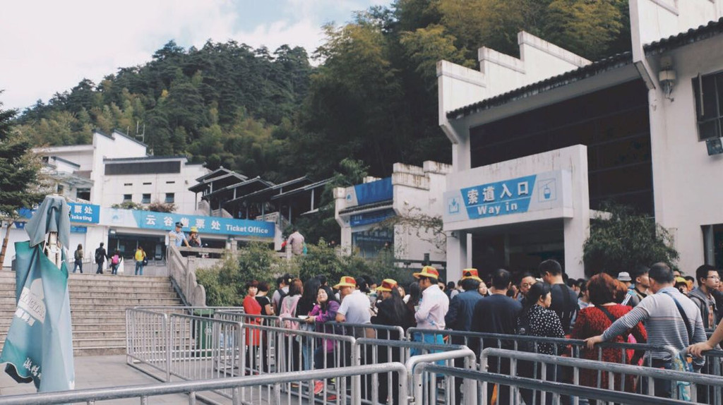            索道进站看来要排队了