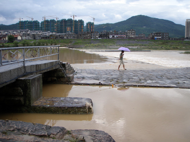 过了桥,便是分水堤,也叫导流堤,很宽,是一块块石头码起来的,看着很
