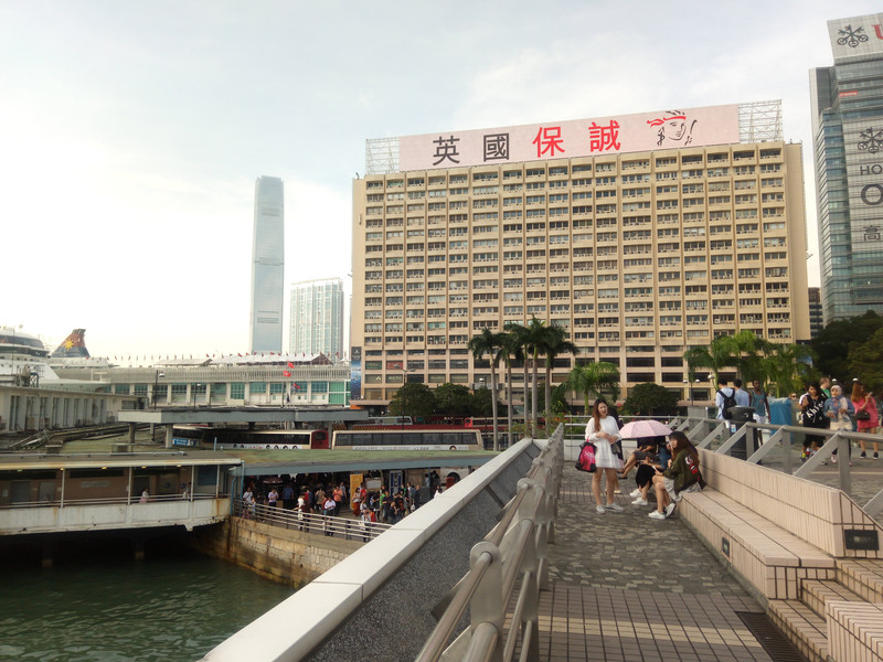 過關之後坐香港地鐵到尖沙咀碼頭周邊,走走拍拍照