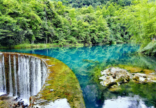 小七孔景区——如丝的瀑水,明镜似的孔雀蓝颜色的水——卧龙潭瀑布