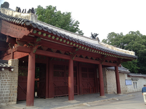 宗庙由朝鲜太祖李成桂下令修建,是世界最古老的皇家儒教祠庙.